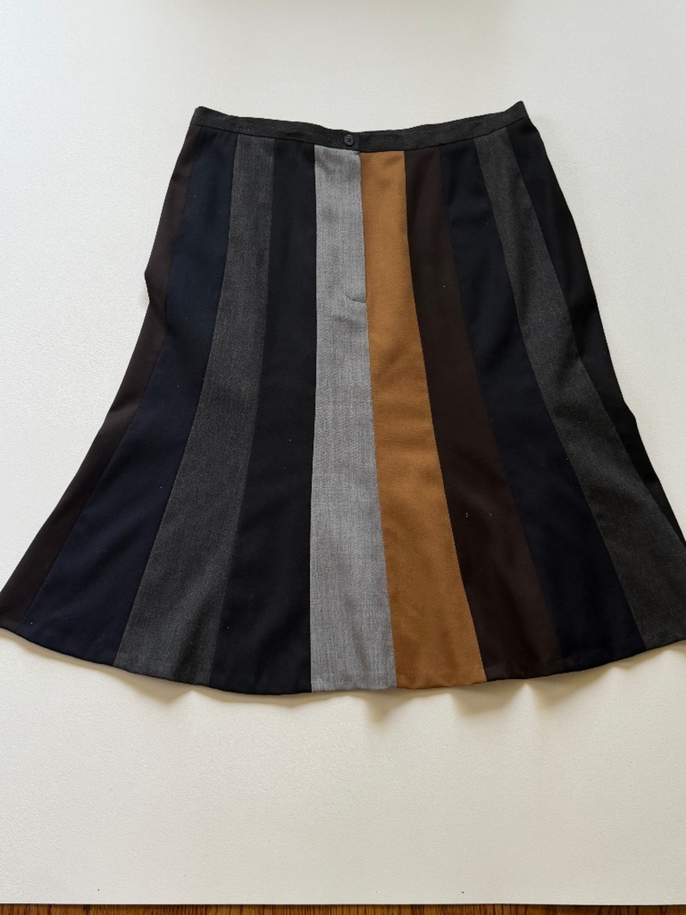 NWOT - CONTEMPORARY TAILORED 9 PANEL SKIRT